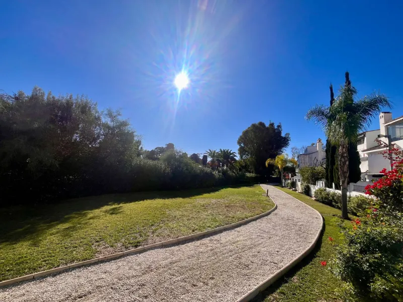 We present this fantastic, newly renovated house located in Los Naranjos, Marbella, next to Puerto Banús. It boasts an excellent location, just a few minutes' drive from the beach or the center of Marbella.