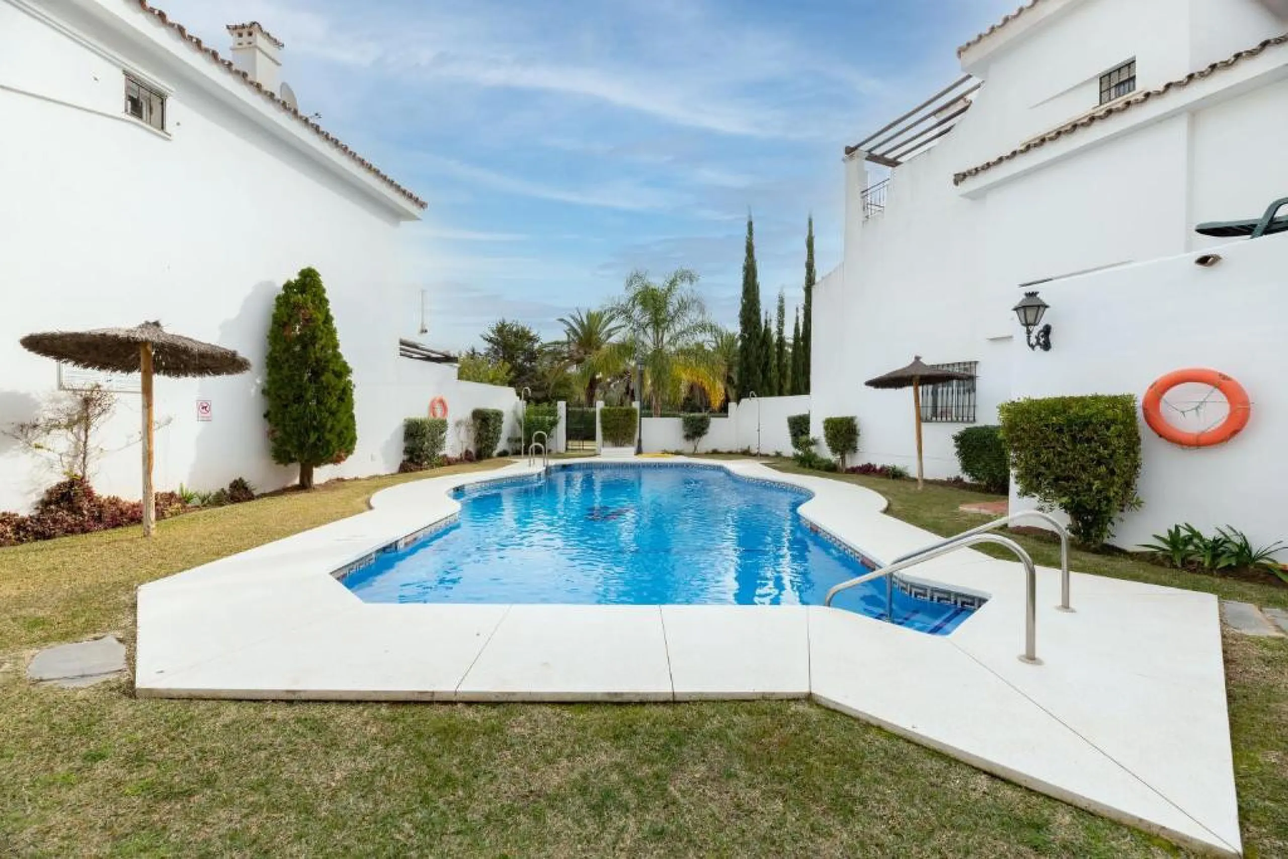 We present this fantastic, newly renovated house located in Los Naranjos, Marbella, next to Puerto Banús. It boasts an excellent location, just a few minutes' drive from the beach or the center of Marbella.