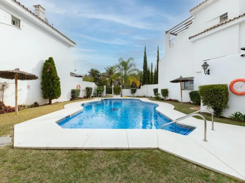 We present this fantastic, newly renovated house located in Los Naranjos, Marbella, next to Puerto Banús. It boasts an excellent location, just a few minutes' drive from the beach or the center of Marbella.