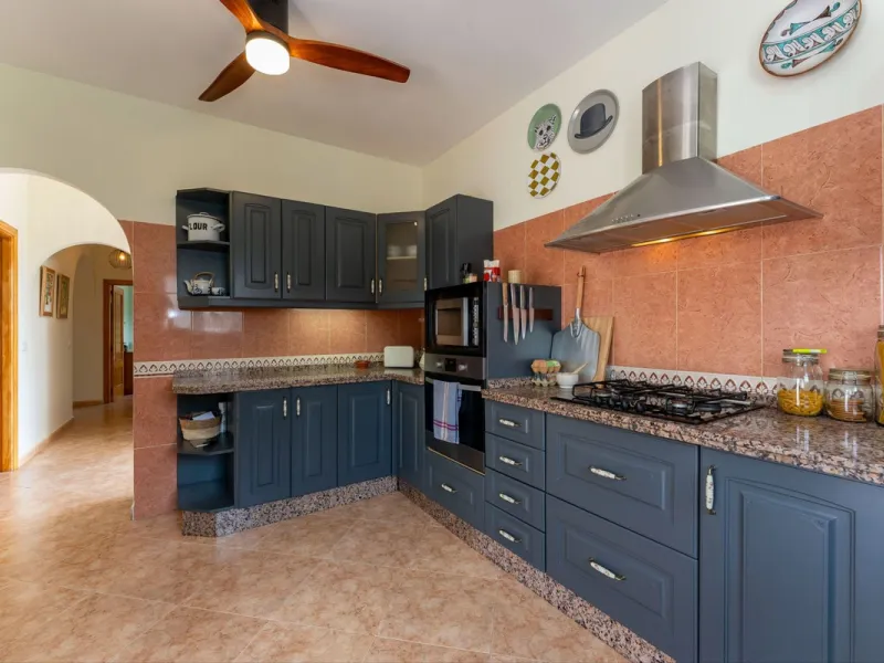 House - Finca - Cortijo в продаже в Casarabonela, Málaga. В доме 3 спален и 2 ванных комнат. Площадь дома 142 м². Площадь участка 6000 м²
