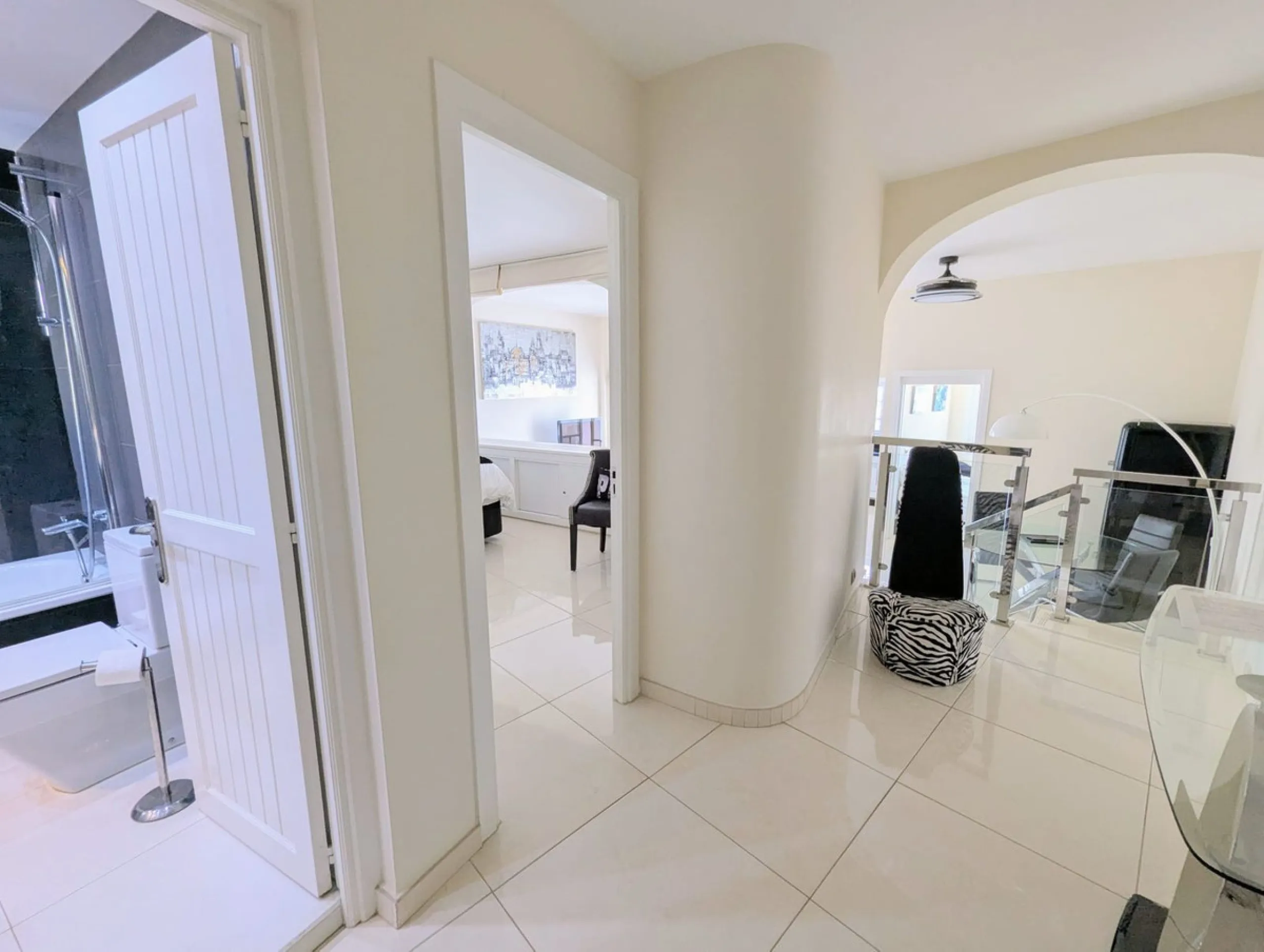 Incredible Frontline Apartment in Cabopino Port – A Rare Gem on the Costa del Sol
