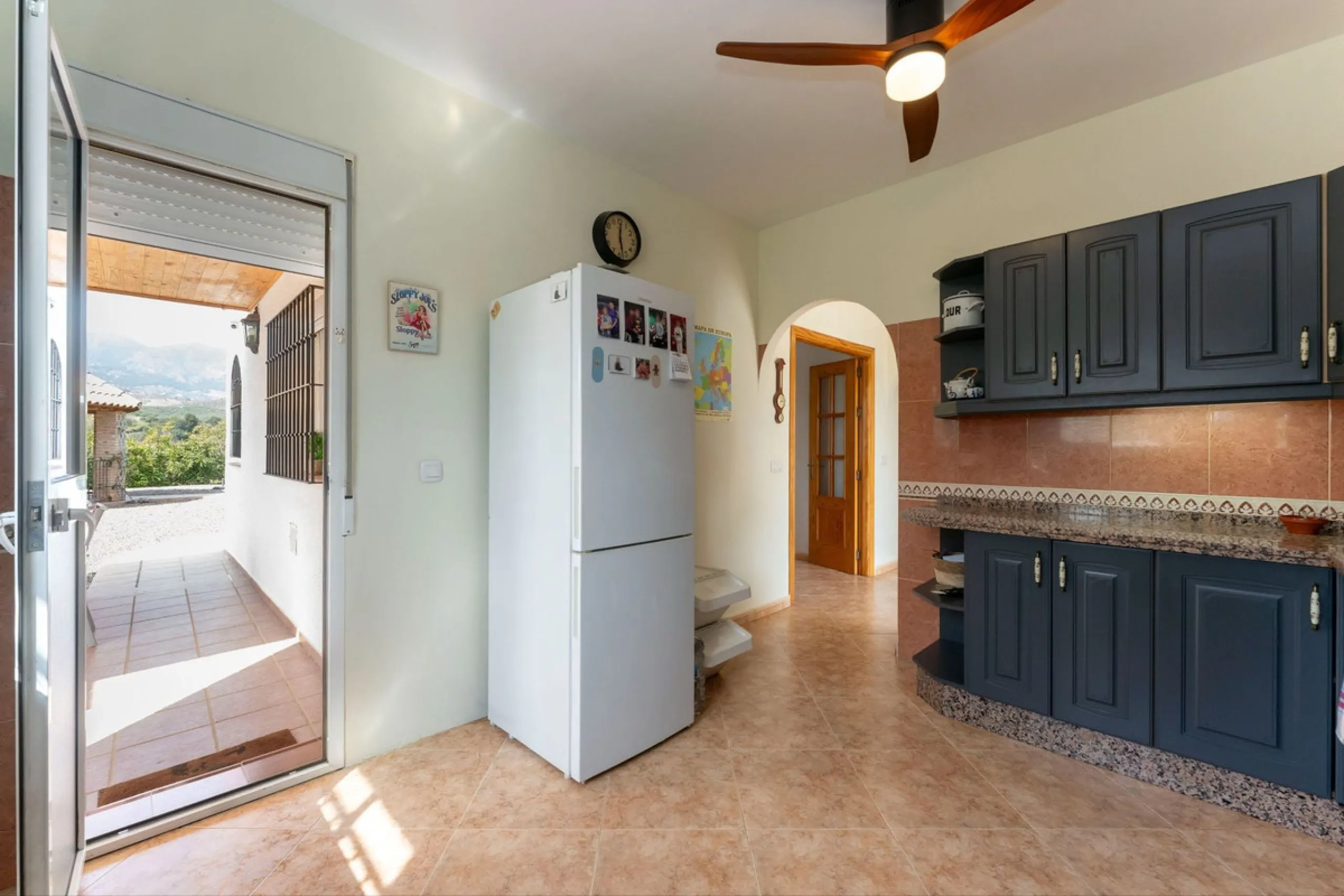 House - Finca - Cortijo в продаже в Casarabonela, Málaga. В доме 3 спален и 2 ванных комнат. Площадь дома 142 м². Площадь участка 6000 м²