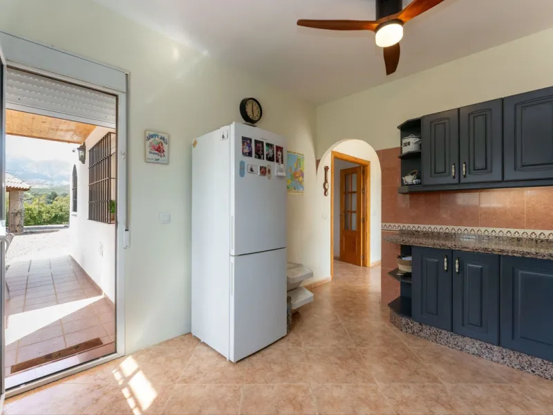 House - Finca - Cortijo в продаже в Casarabonela, Málaga. В доме 3 спален и 2 ванных комнат. Площадь дома 142 м². Площадь участка 6000 м²