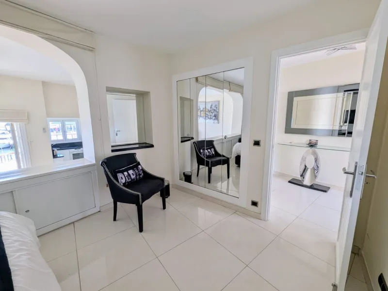 Incredible Frontline Apartment in Cabopino Port – A Rare Gem on the Costa del Sol