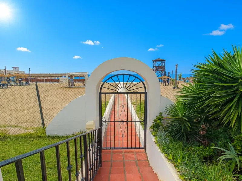 Incredible Frontline Apartment in Cabopino Port – A Rare Gem on the Costa del Sol