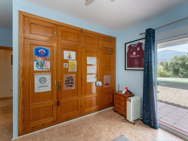 House - Finca - Cortijo в продаже в Casarabonela, Málaga. В доме 3 спален и 2 ванных комнат. Площадь дома 142 м². Площадь участка 6000 м²