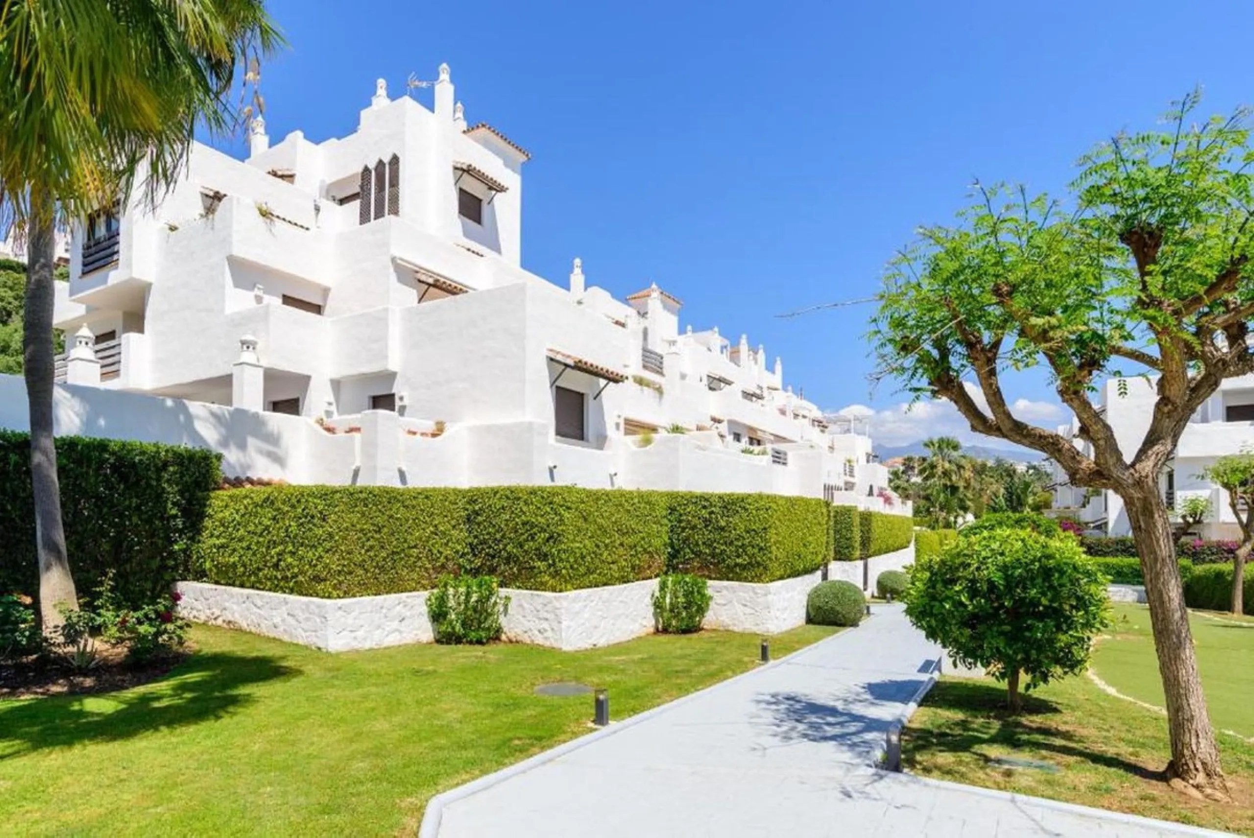 Spacious and modern 2-bedroom, 2-bathroom apartment with underground parking space and storage room. The property features an impressive almost 70 m² terrace and a 30 m² private garden, perfect for enjoying the Costa del Sol lifestyle.