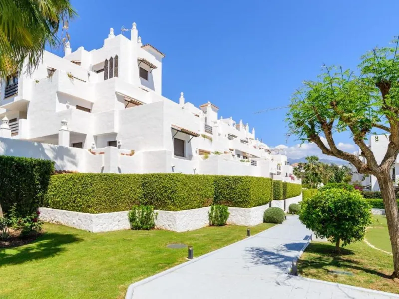 Spacious and modern 2-bedroom, 2-bathroom apartment with underground parking space and storage room. The property features an impressive almost 70 m² terrace and a 30 m² private garden, perfect for enjoying the Costa del Sol lifestyle.