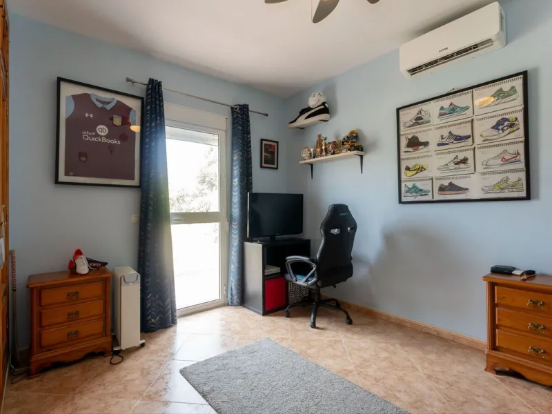House - Finca - Cortijo в продаже в Casarabonela, Málaga. В доме 3 спален и 2 ванных комнат. Площадь дома 142 м². Площадь участка 6000 м²