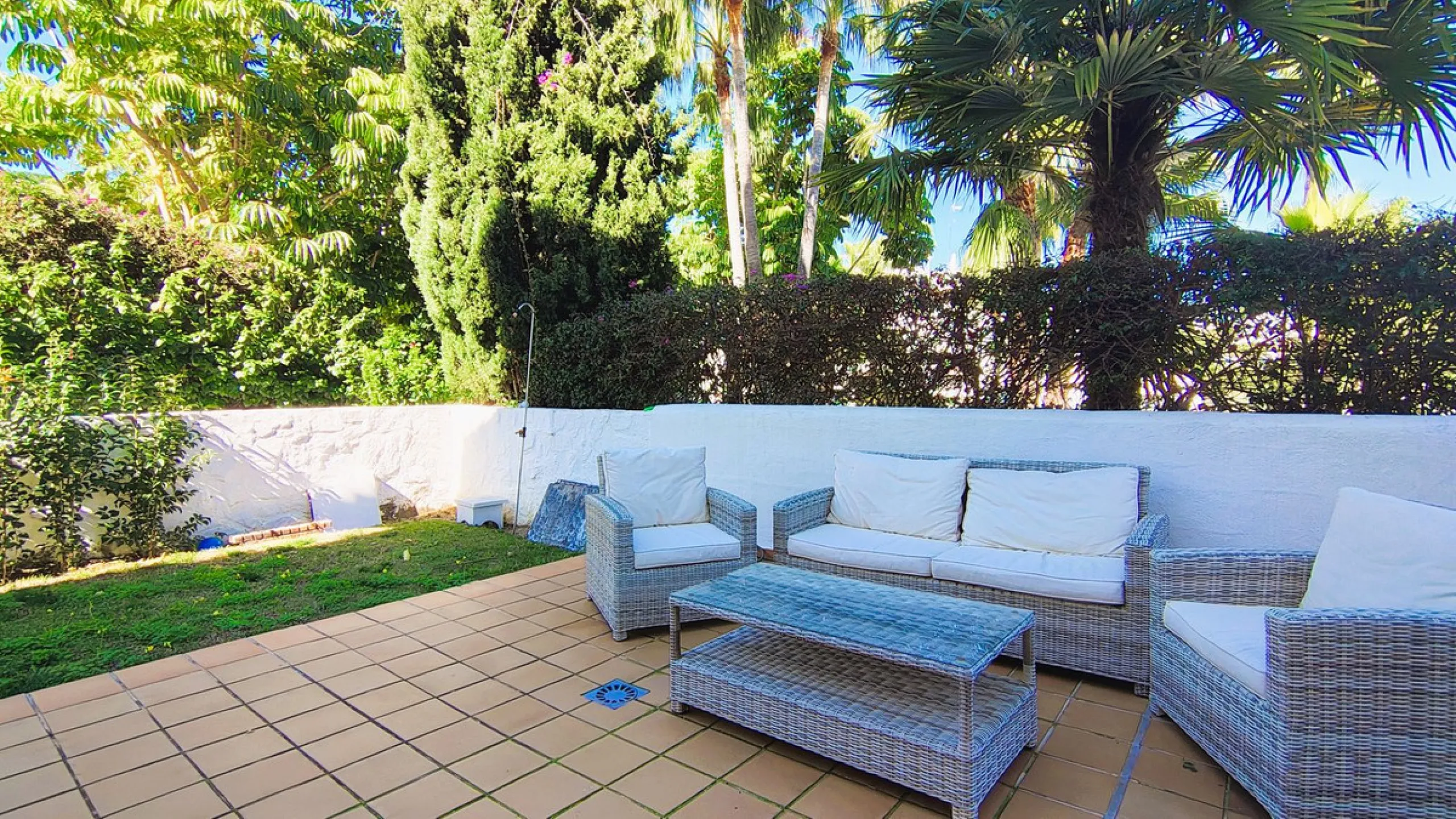 Spacious and modern 2-bedroom, 2-bathroom apartment with underground parking space and storage room. The property features an impressive almost 70 m² terrace and a 30 m² private garden, perfect for enjoying the Costa del Sol lifestyle.