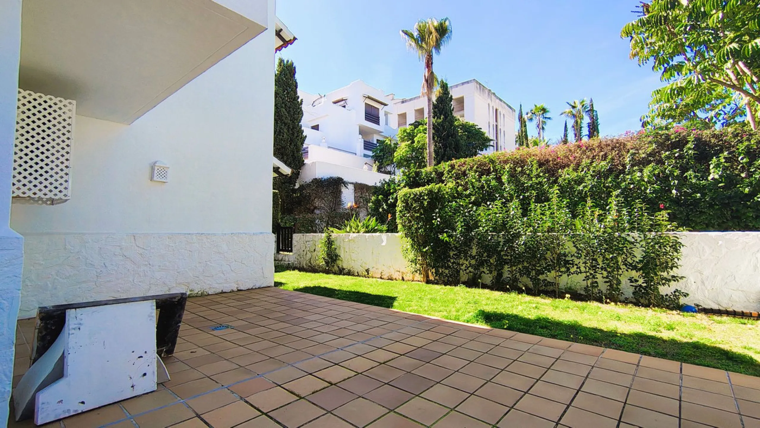 Spacious and modern 2-bedroom, 2-bathroom apartment with underground parking space and storage room. The property features an impressive almost 70 m² terrace and a 30 m² private garden, perfect for enjoying the Costa del Sol lifestyle.