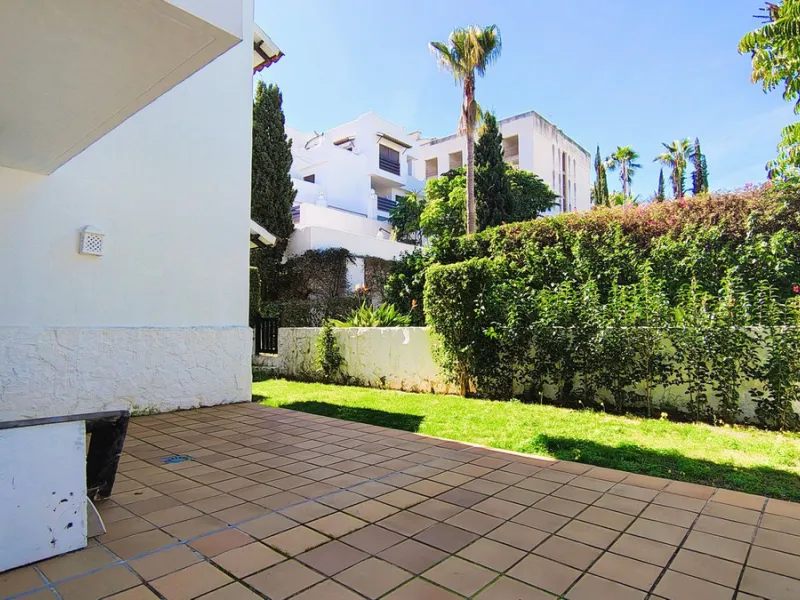 Spacious and modern 2-bedroom, 2-bathroom apartment with underground parking space and storage room. The property features an impressive almost 70 m² terrace and a 30 m² private garden, perfect for enjoying the Costa del Sol lifestyle.