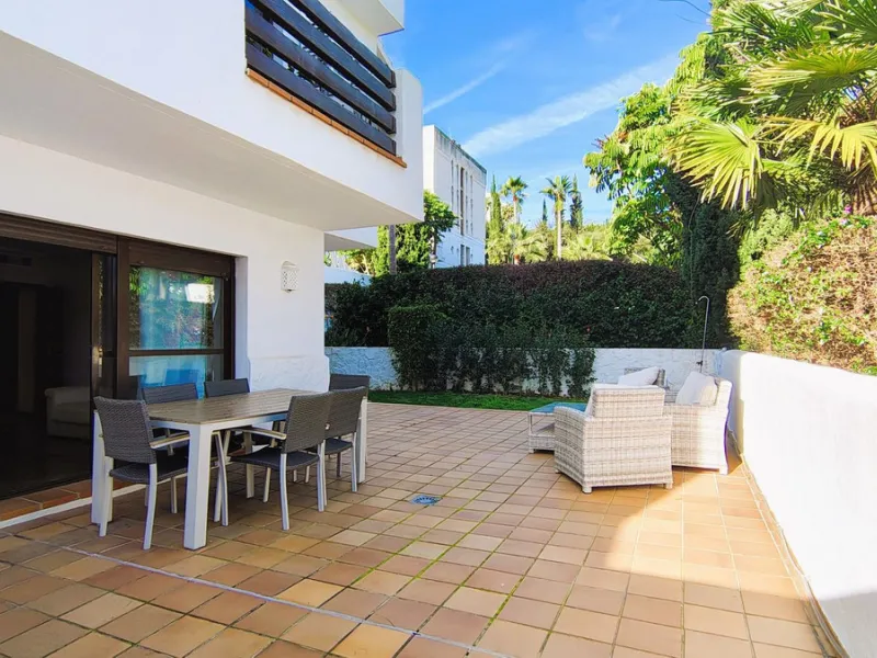 Spacious and modern 2-bedroom, 2-bathroom apartment with underground parking space and storage room. The property features an impressive almost 70 m² terrace and a 30 m² private garden, perfect for enjoying the Costa del Sol lifestyle.