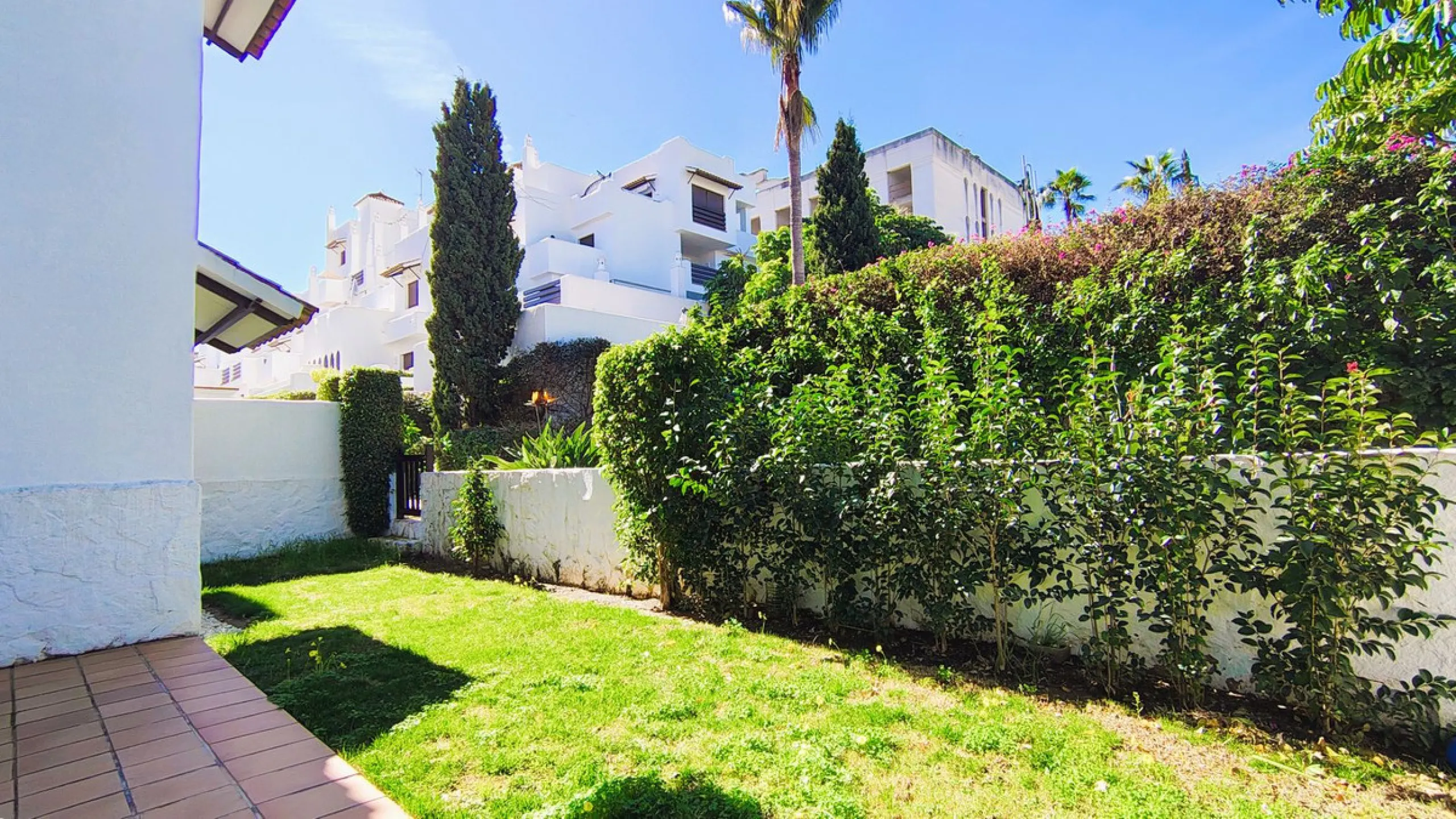 Spacious and modern 2-bedroom, 2-bathroom apartment with underground parking space and storage room. The property features an impressive almost 70 m² terrace and a 30 m² private garden, perfect for enjoying the Costa del Sol lifestyle.