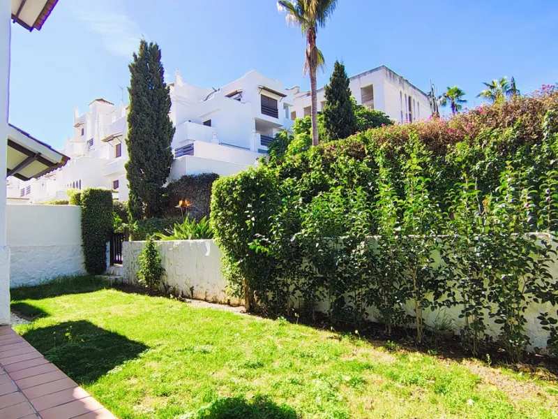 Spacious and modern 2-bedroom, 2-bathroom apartment with underground parking space and storage room. The property features an impressive almost 70 m² terrace and a 30 m² private garden, perfect for enjoying the Costa del Sol lifestyle.