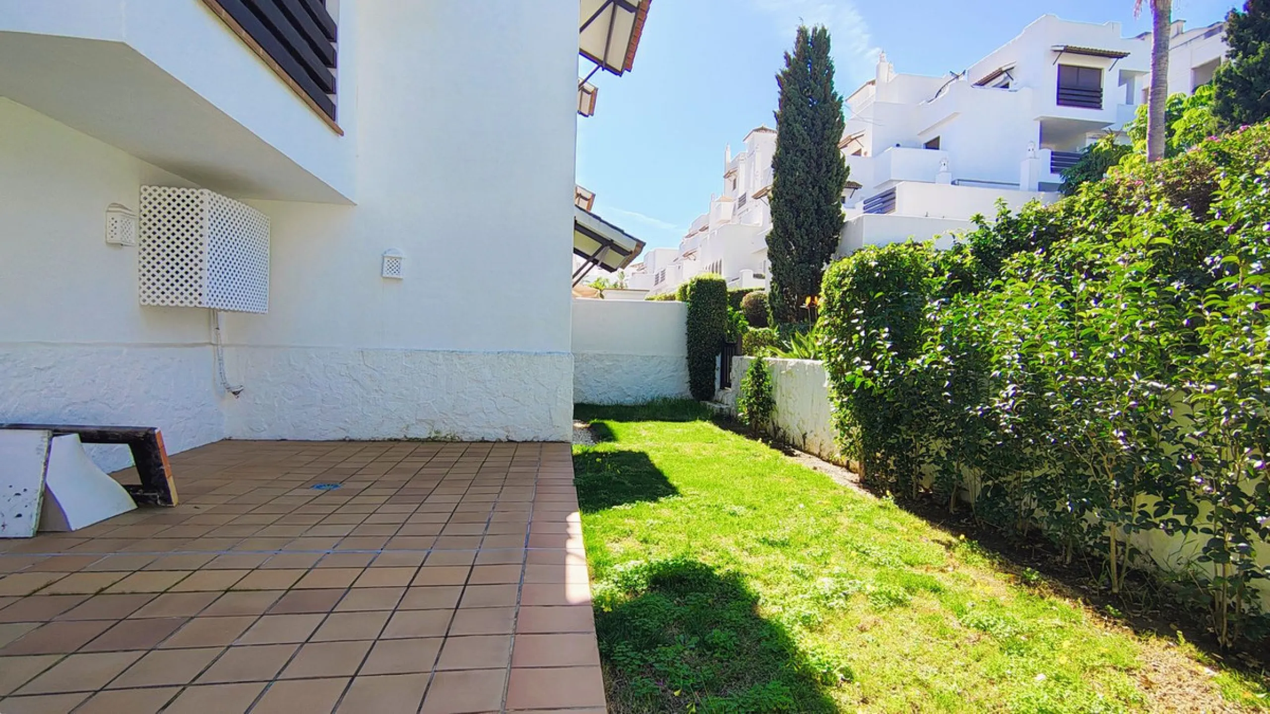 Spacious and modern 2-bedroom, 2-bathroom apartment with underground parking space and storage room. The property features an impressive almost 70 m² terrace and a 30 m² private garden, perfect for enjoying the Costa del Sol lifestyle.