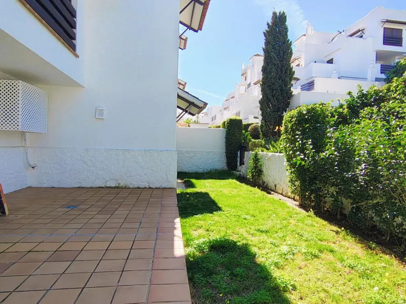Spacious and modern 2-bedroom, 2-bathroom apartment with underground parking space and storage room. The property features an impressive almost 70 m² terrace and a 30 m² private garden, perfect for enjoying the Costa del Sol lifestyle.