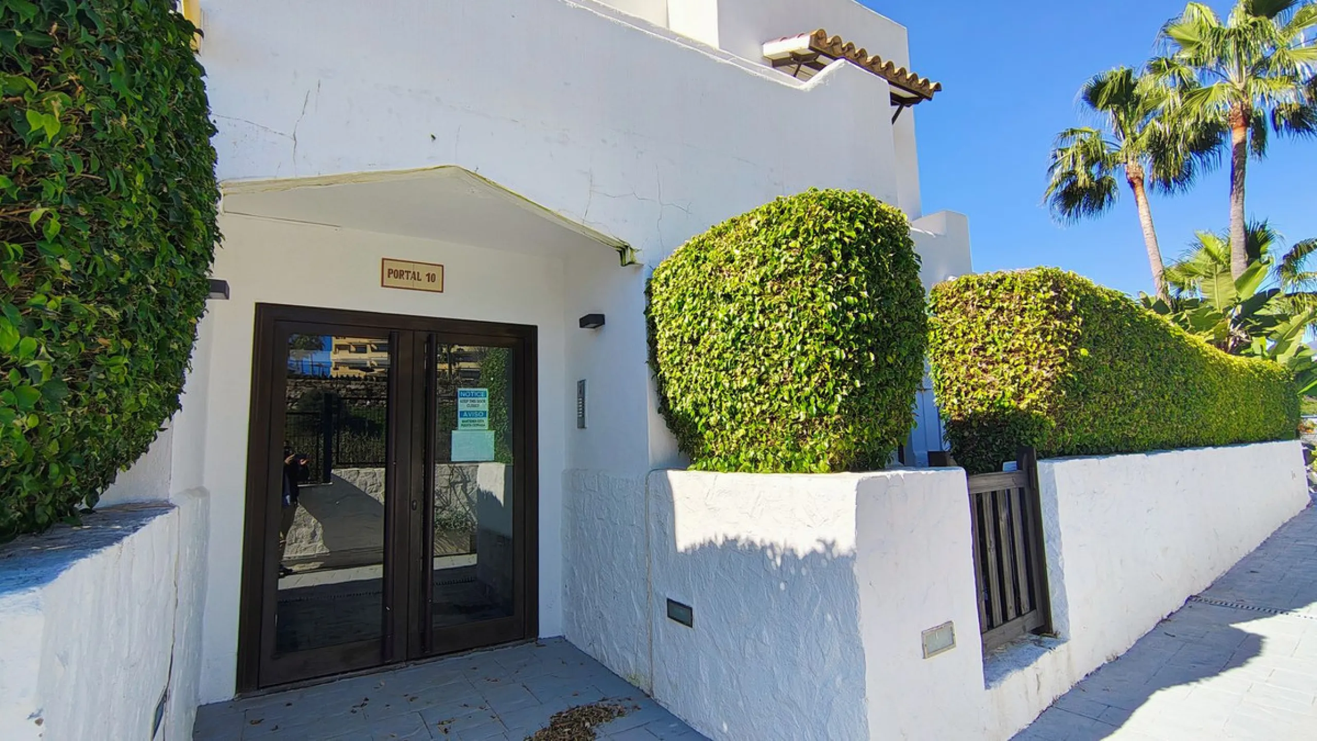 Spacious and modern 2-bedroom, 2-bathroom apartment with underground parking space and storage room. The property features an impressive almost 70 m² terrace and a 30 m² private garden, perfect for enjoying the Costa del Sol lifestyle.