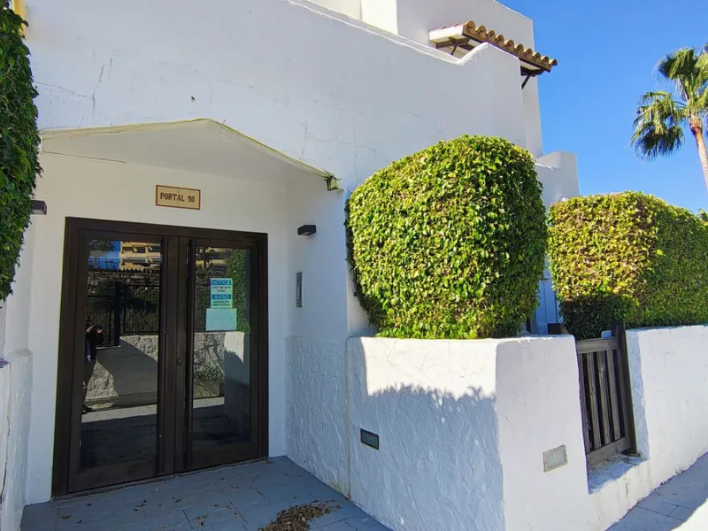 Spacious and modern 2-bedroom, 2-bathroom apartment with underground parking space and storage room. The property features an impressive almost 70 m² terrace and a 30 m² private garden, perfect for enjoying the Costa del Sol lifestyle.