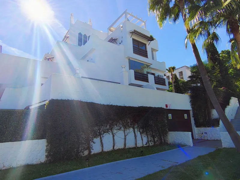 Spacious and modern 2-bedroom, 2-bathroom apartment with underground parking space and storage room. The property features an impressive almost 70 m² terrace and a 30 m² private garden, perfect for enjoying the Costa del Sol lifestyle.