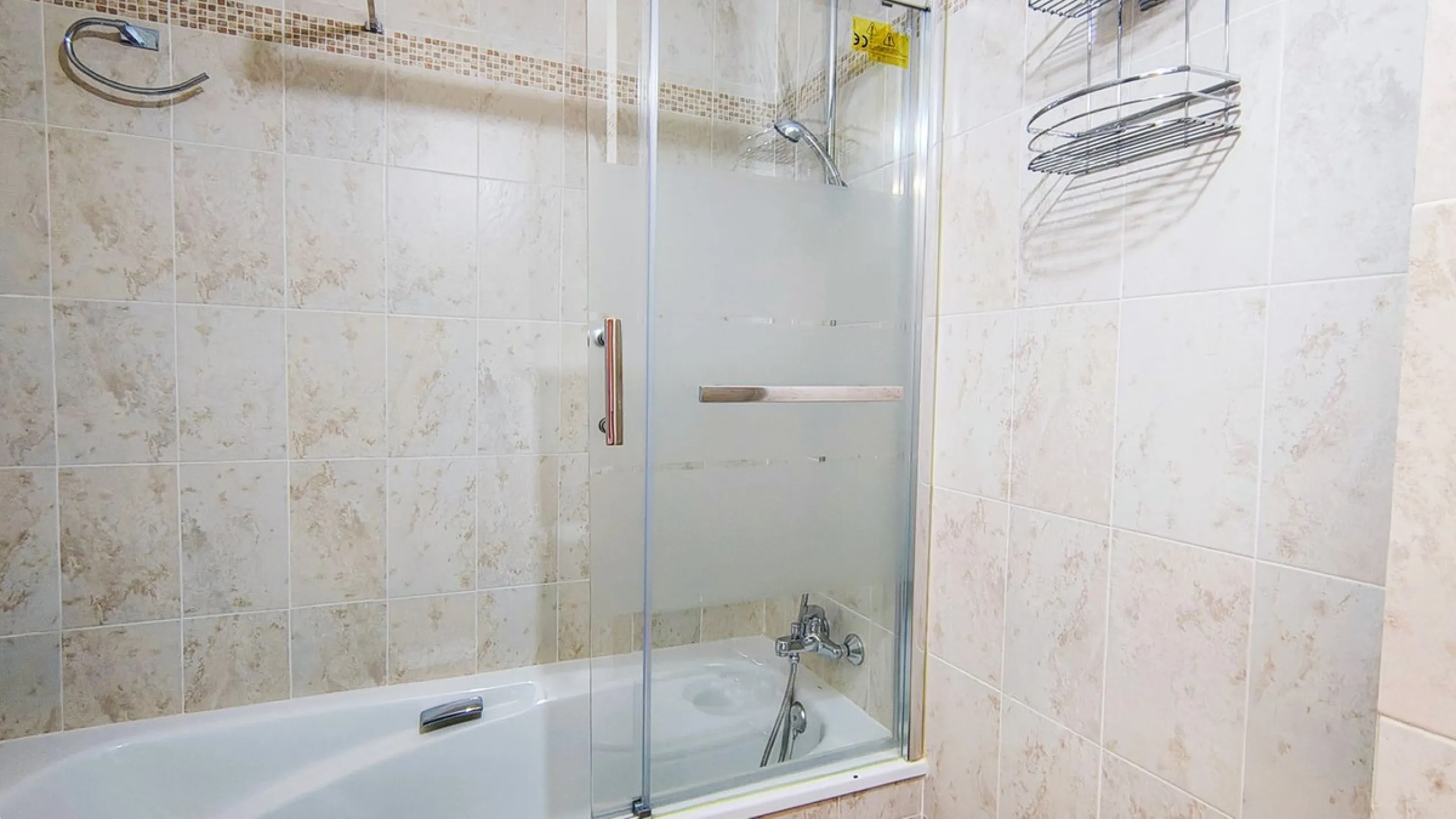 Spacious and modern 2-bedroom, 2-bathroom apartment with underground parking space and storage room. The property features an impressive almost 70 m² terrace and a 30 m² private garden, perfect for enjoying the Costa del Sol lifestyle.