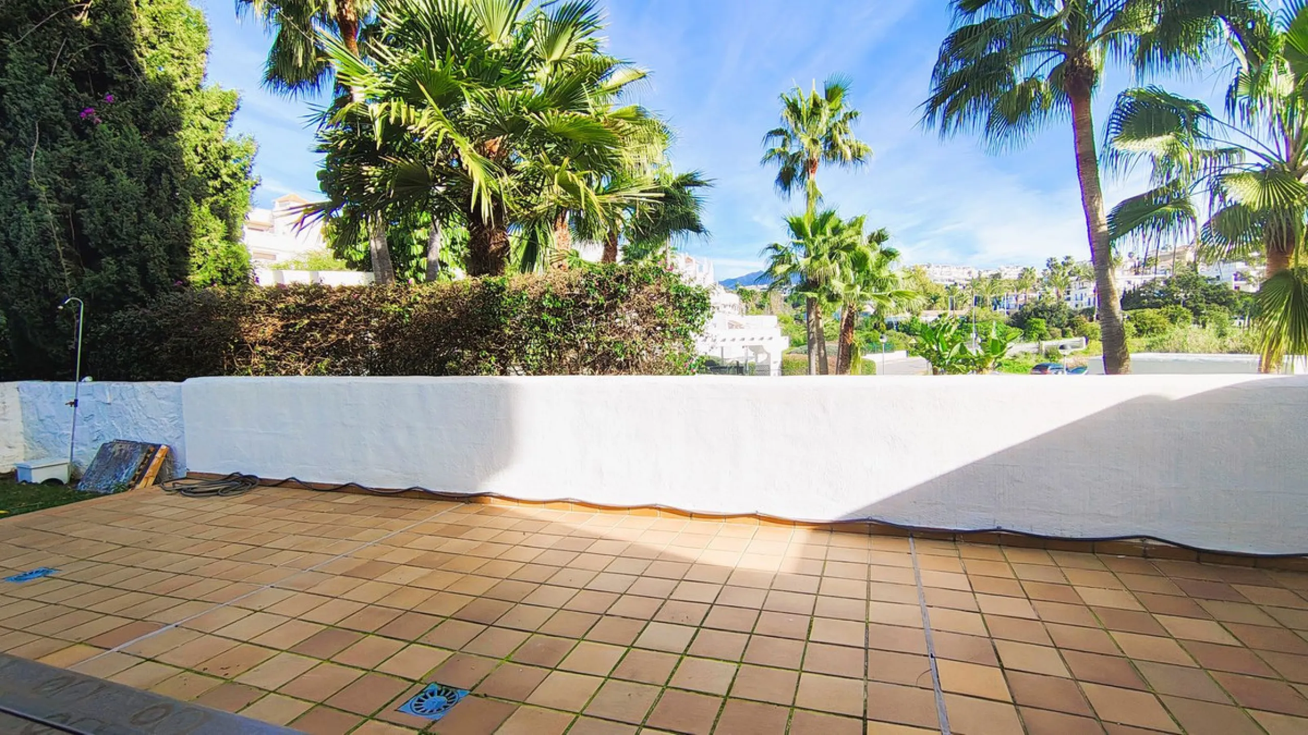 Spacious and modern 2-bedroom, 2-bathroom apartment with underground parking space and storage room. The property features an impressive almost 70 m² terrace and a 30 m² private garden, perfect for enjoying the Costa del Sol lifestyle.