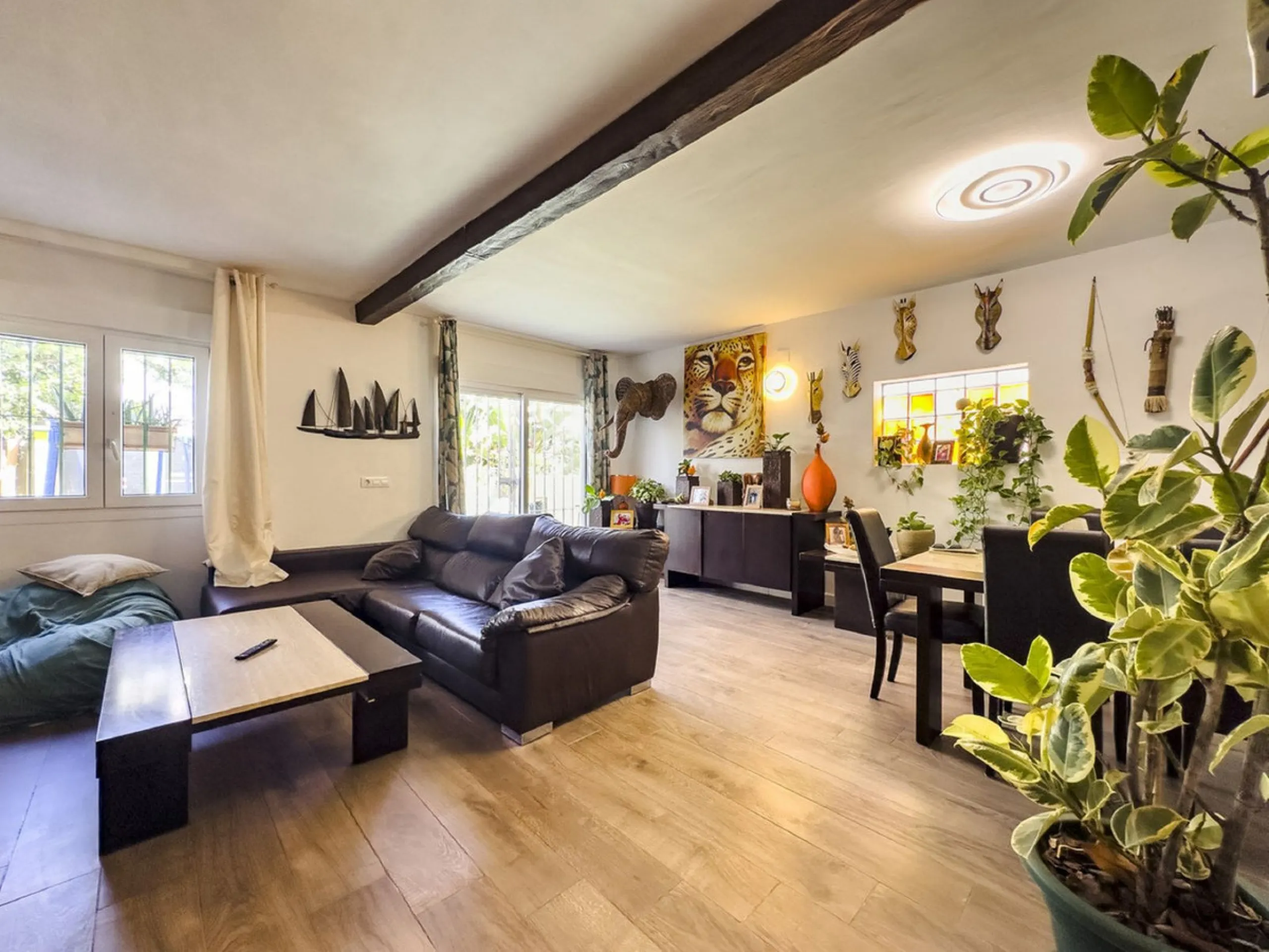 Discover this attractive townhouse in Bel Air, located just a short walk from the beach and next to the well-known tennis club, in one of the most sought-after residential areas on the Costa del Sol.
