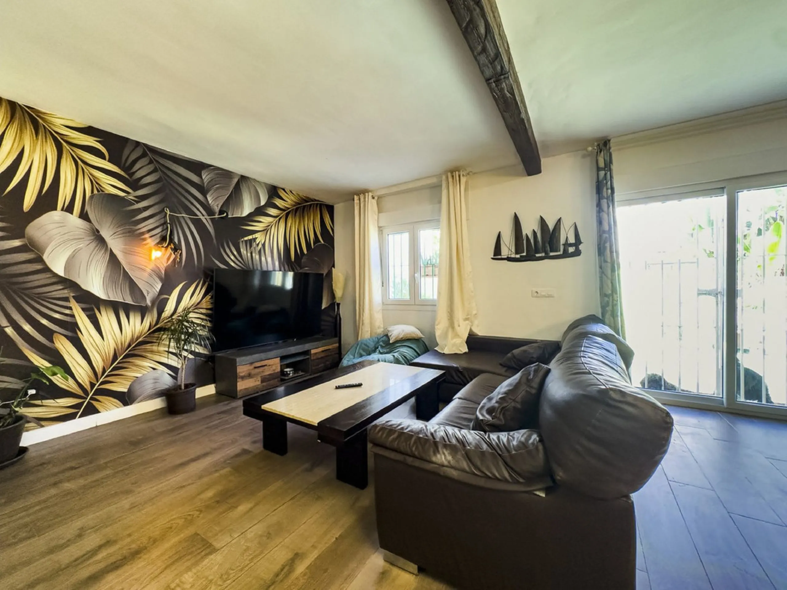 Discover this attractive townhouse in Bel Air, located just a short walk from the beach and next to the well-known tennis club, in one of the most sought-after residential areas on the Costa del Sol.