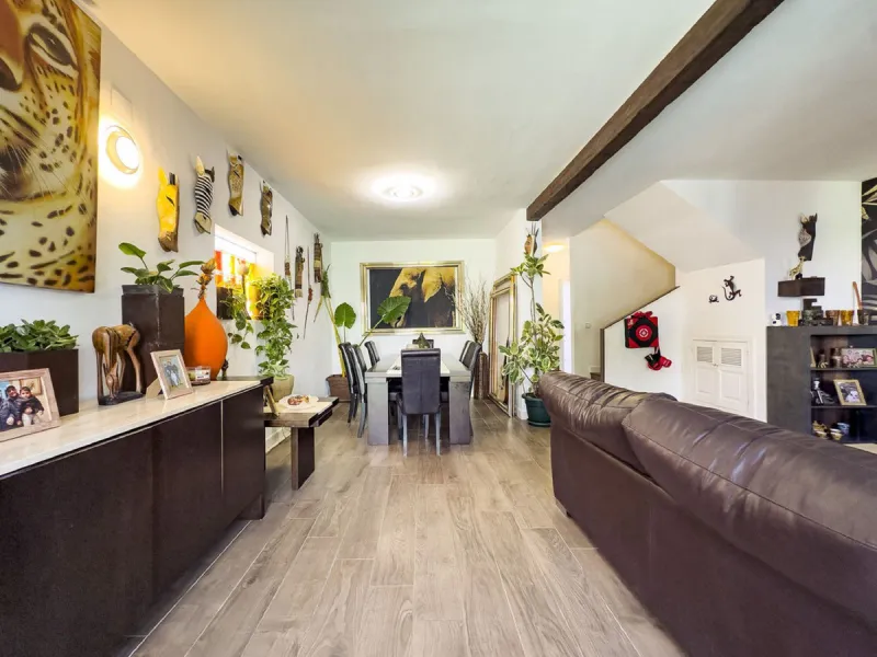 Discover this attractive townhouse in Bel Air, located just a short walk from the beach and next to the well-known tennis club, in one of the most sought-after residential areas on the Costa del Sol.