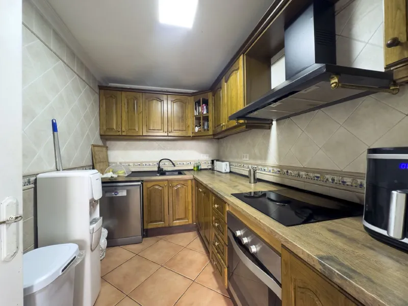 Discover this attractive townhouse in Bel Air, located just a short walk from the beach and next to the well-known tennis club, in one of the most sought-after residential areas on the Costa del Sol.