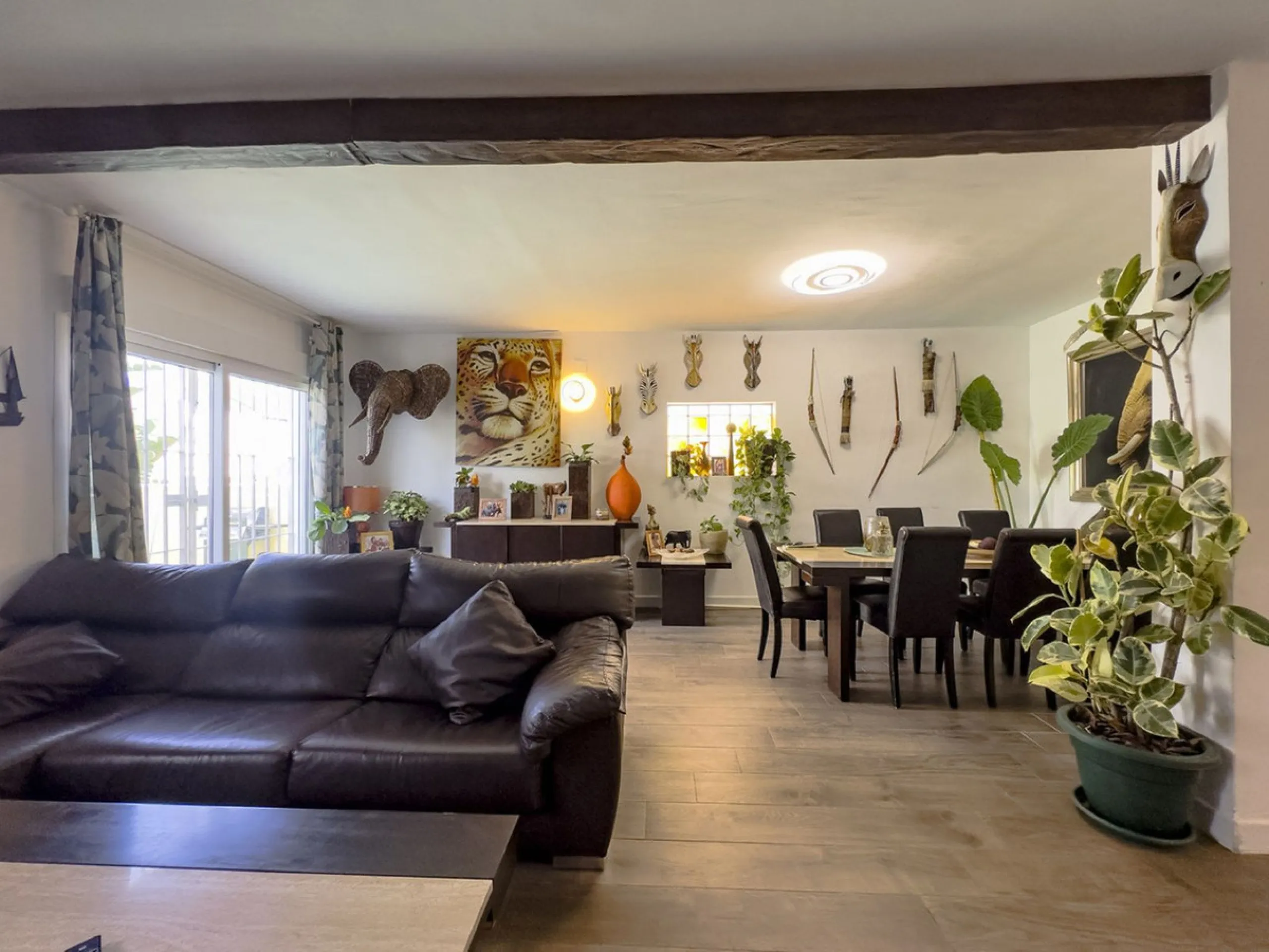Discover this attractive townhouse in Bel Air, located just a short walk from the beach and next to the well-known tennis club, in one of the most sought-after residential areas on the Costa del Sol.