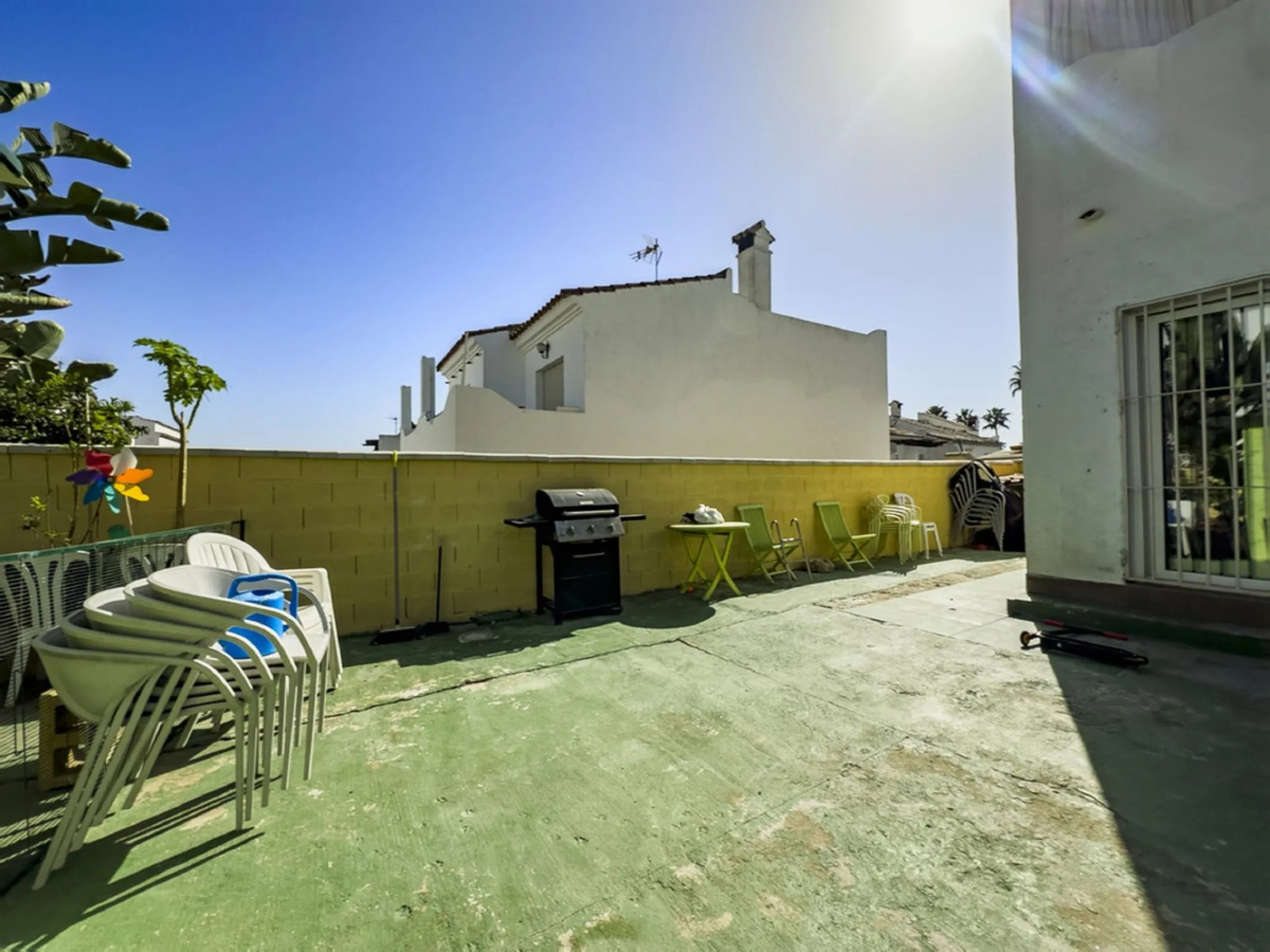Discover this attractive townhouse in Bel Air, located just a short walk from the beach and next to the well-known tennis club, in one of the most sought-after residential areas on the Costa del Sol.
