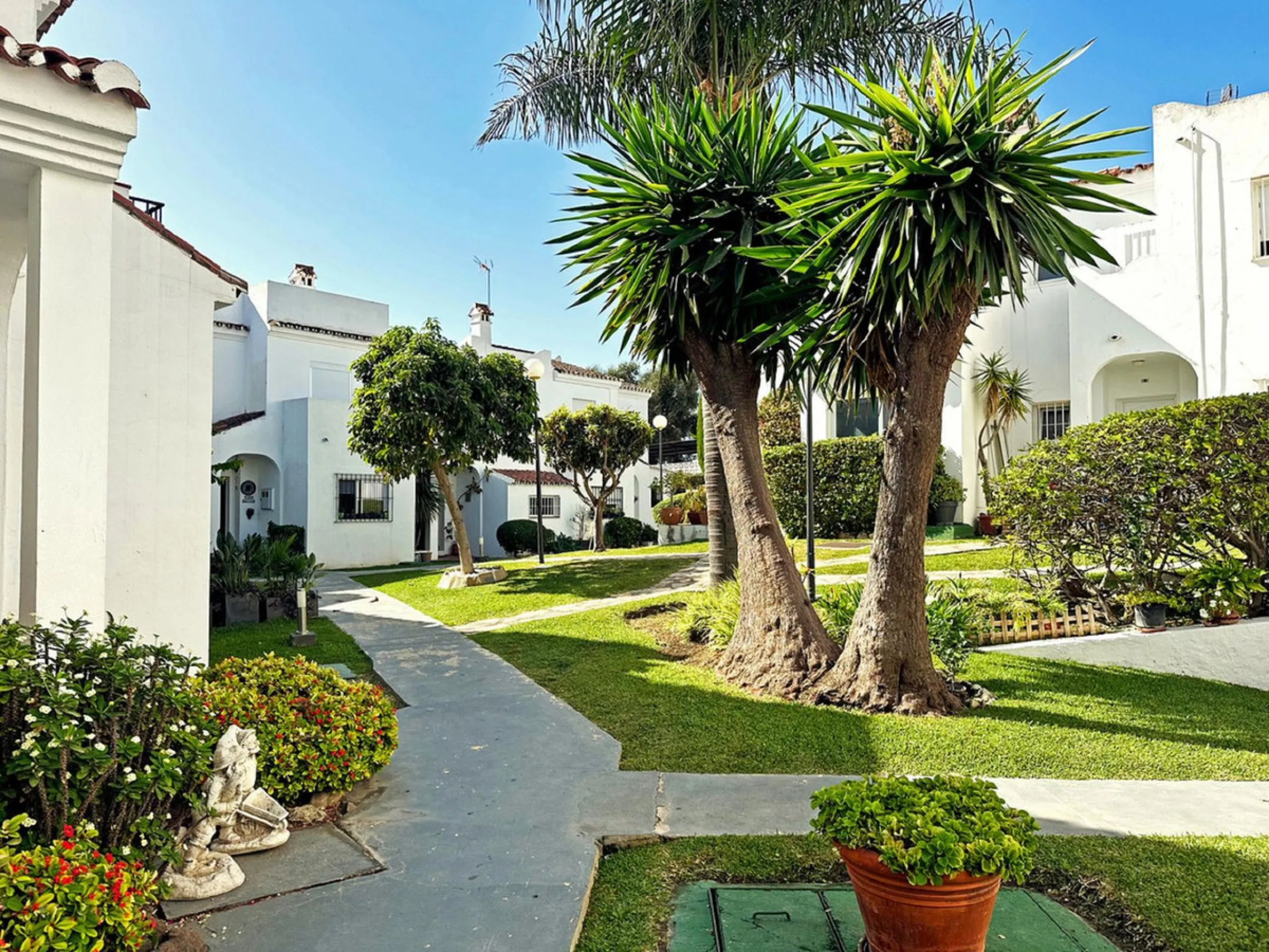Discover this attractive townhouse in Bel Air, located just a short walk from the beach and next to the well-known tennis club, in one of the most sought-after residential areas on the Costa del Sol.