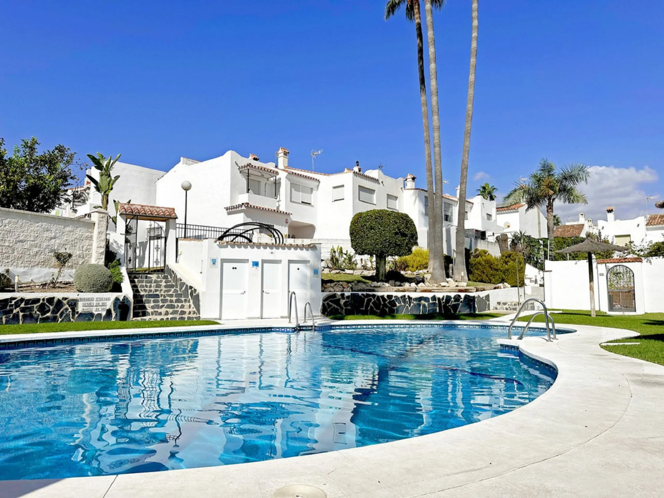 Discover this attractive townhouse in Bel Air, located just a short walk from the beach and next to the well-known tennis club, in one of the most sought-after residential areas on the Costa del Sol.
