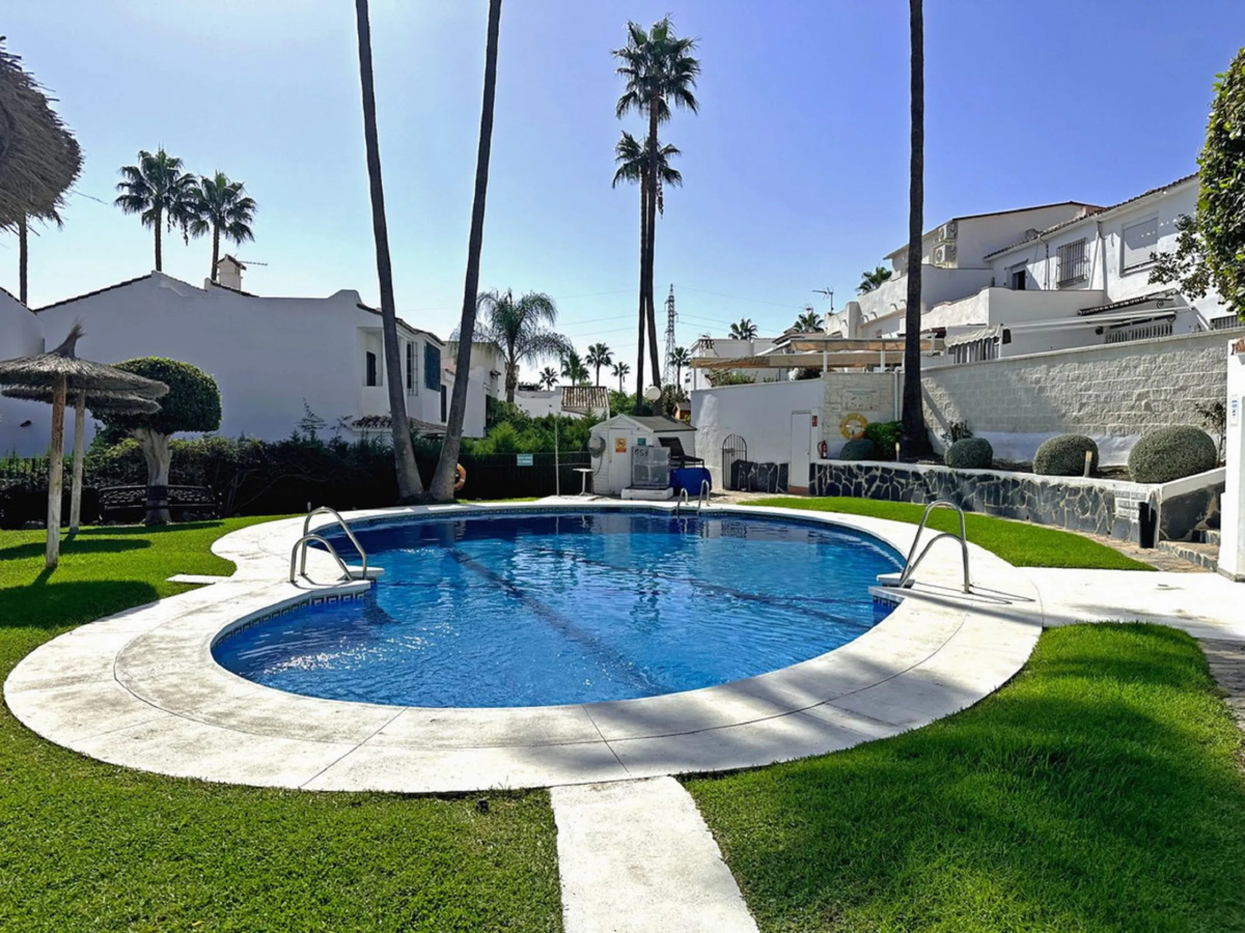 Discover this attractive townhouse in Bel Air, located just a short walk from the beach and next to the well-known tennis club, in one of the most sought-after residential areas on the Costa del Sol.