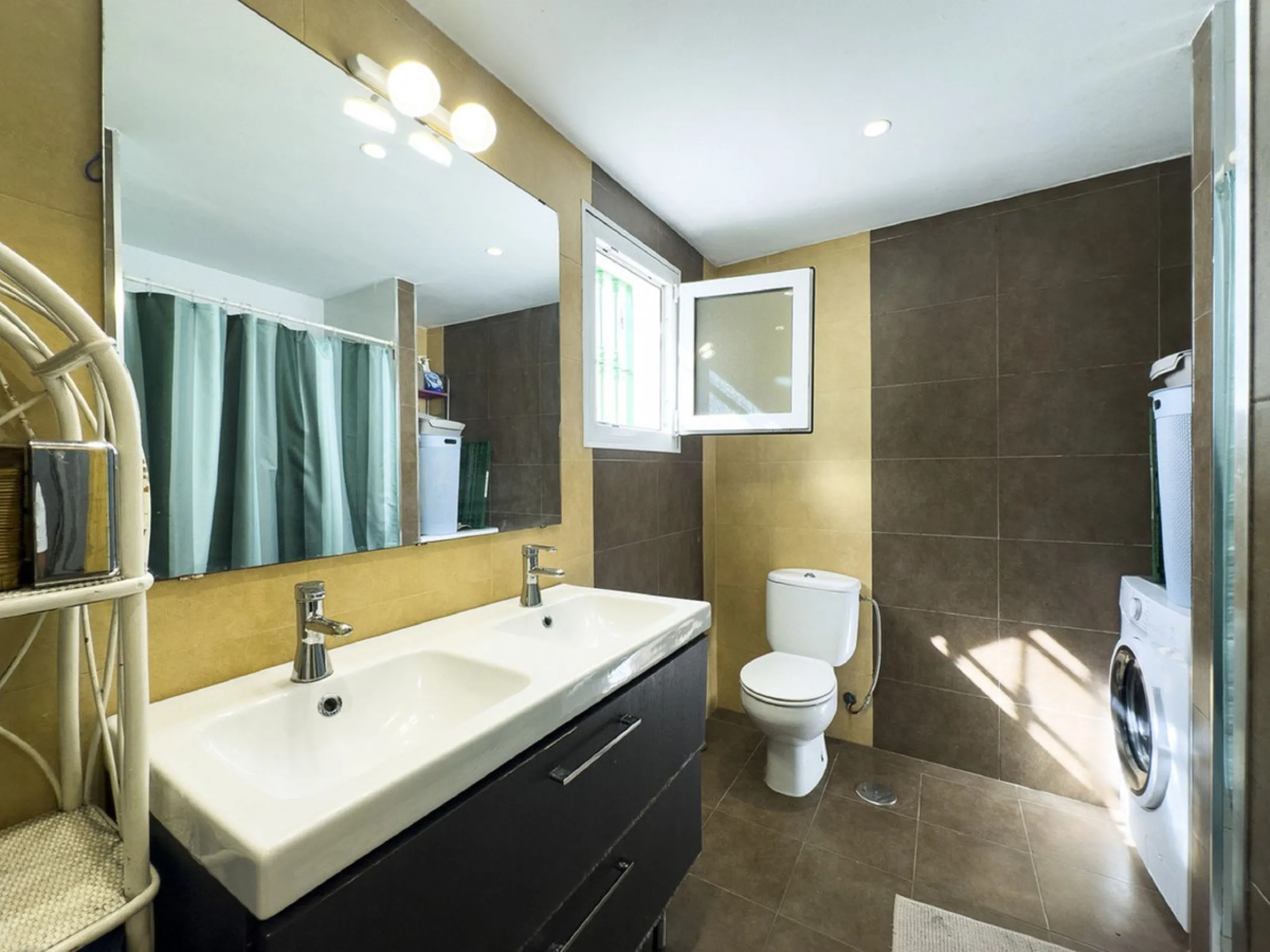 Discover this attractive townhouse in Bel Air, located just a short walk from the beach and next to the well-known tennis club, in one of the most sought-after residential areas on the Costa del Sol.