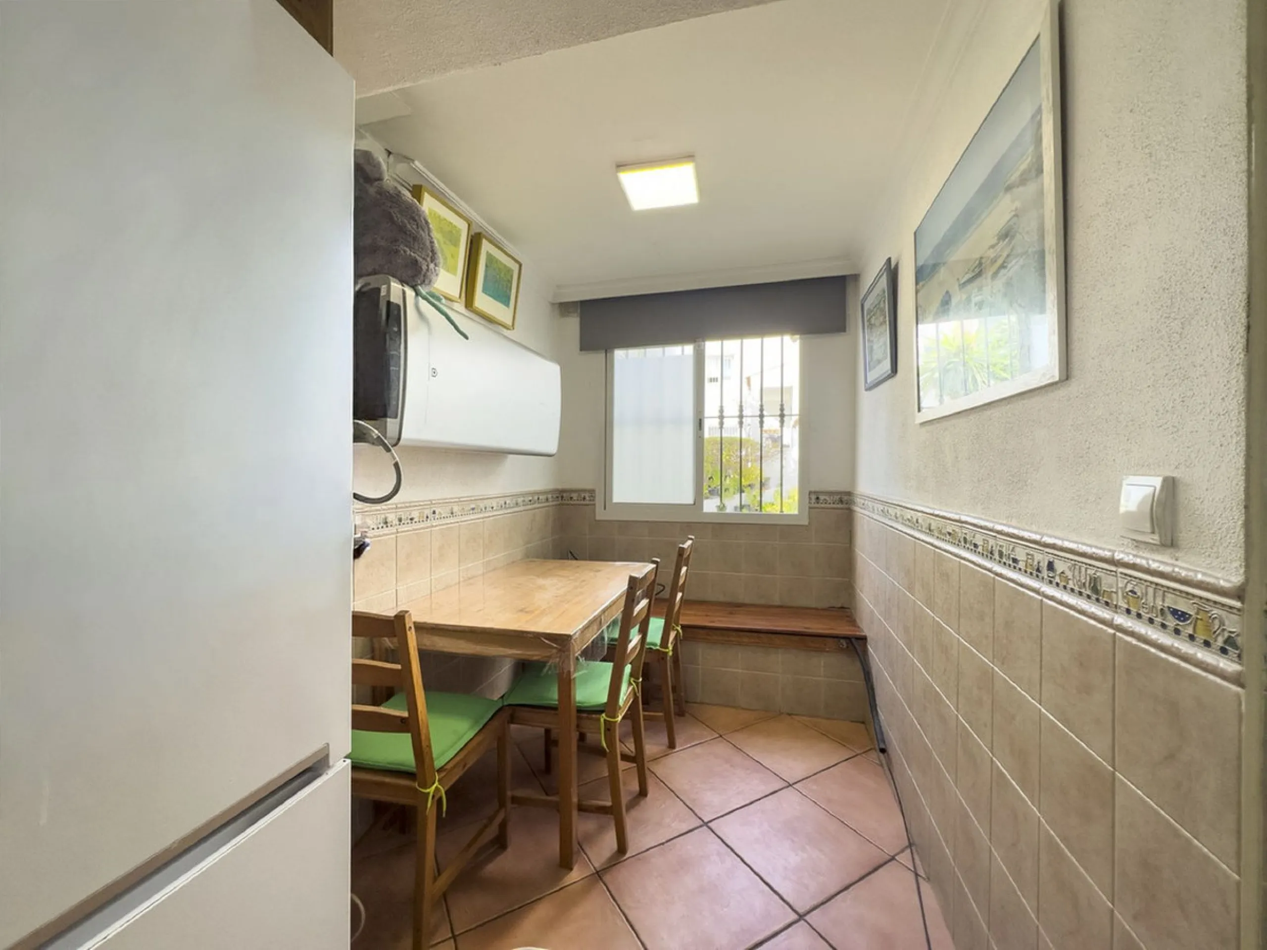 Discover this attractive townhouse in Bel Air, located just a short walk from the beach and next to the well-known tennis club, in one of the most sought-after residential areas on the Costa del Sol.