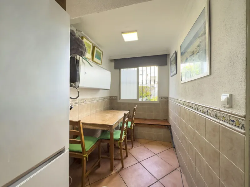 Discover this attractive townhouse in Bel Air, located just a short walk from the beach and next to the well-known tennis club, in one of the most sought-after residential areas on the Costa del Sol.
