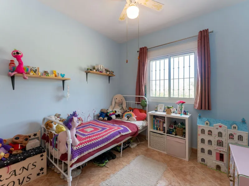 House - Finca - Cortijo в продаже в Casarabonela, Málaga. В доме 3 спален и 2 ванных комнат. Площадь дома 142 м². Площадь участка 6000 м²