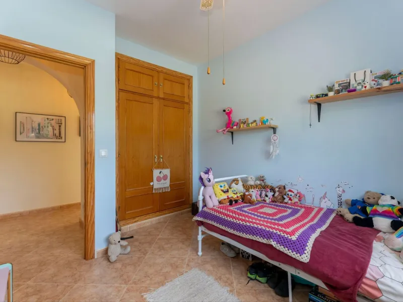 House - Finca - Cortijo в продаже в Casarabonela, Málaga. В доме 3 спален и 2 ванных комнат. Площадь дома 142 м². Площадь участка 6000 м²