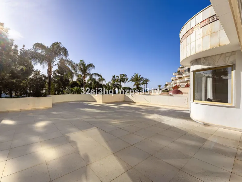 Superb modern apartment - front line beach - Puerto Banus