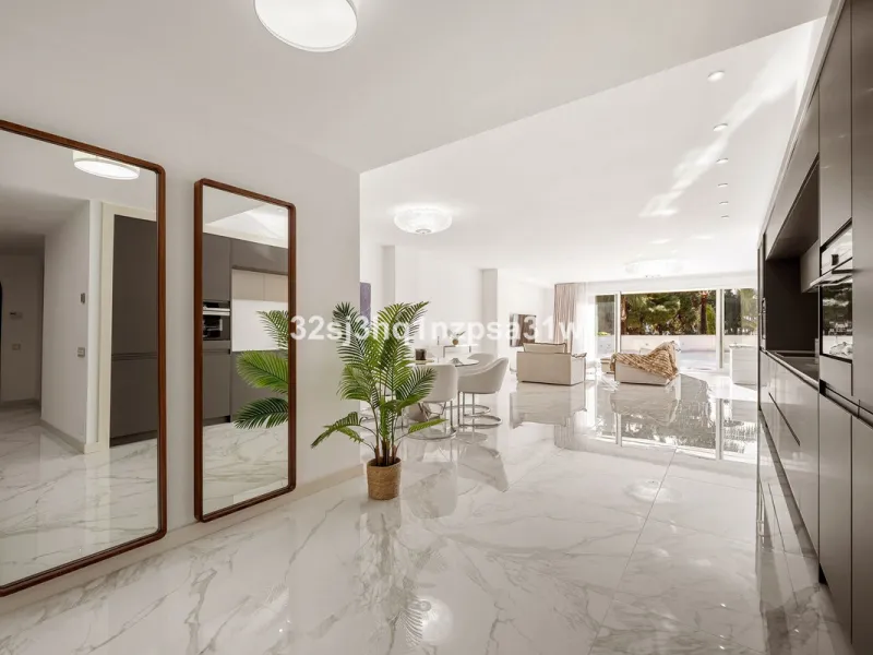 Superb modern apartment - front line beach - Puerto Banus