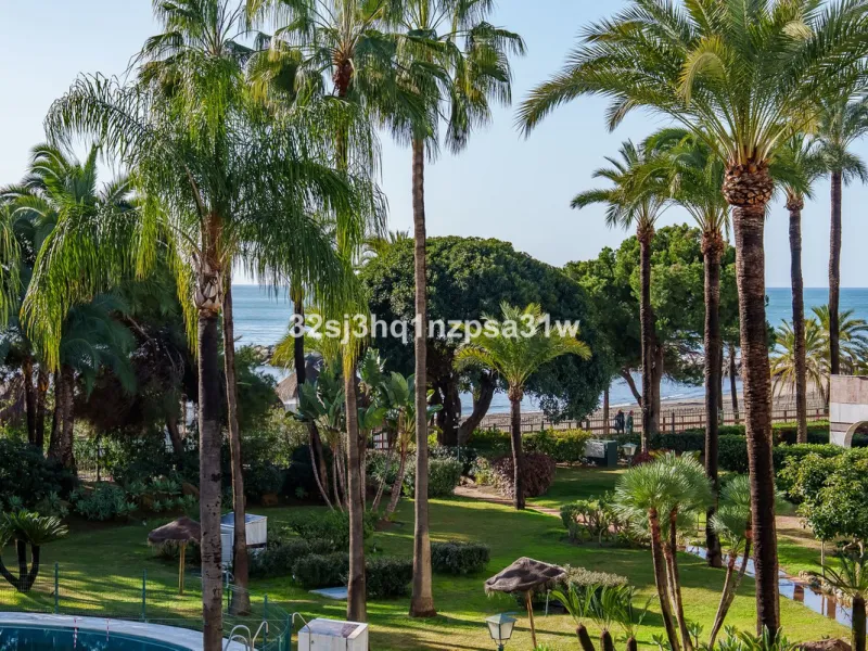 Superb modern apartment - front line beach - Puerto Banus