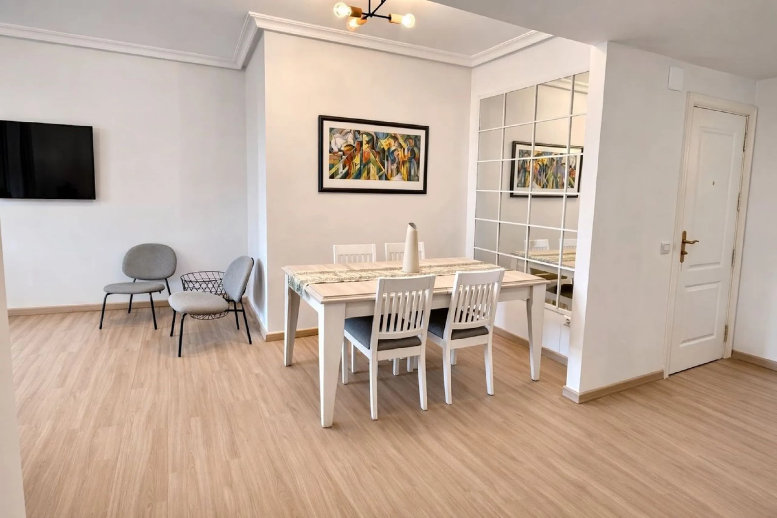 Bright and comfortable two-bedroom apartment located on a mid-floor of the well-known Locrimar 2 residential complex in Marbella.