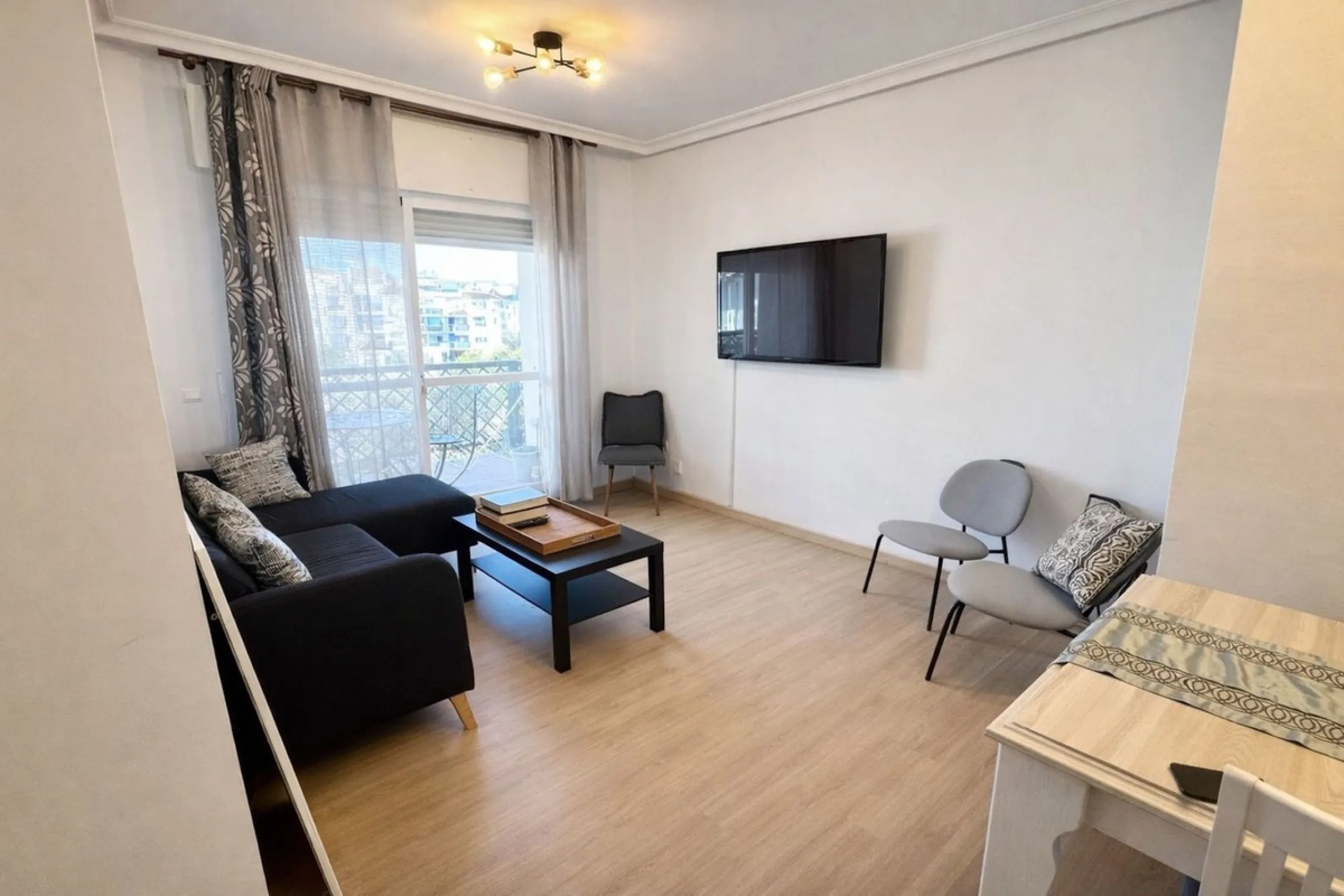 Bright and comfortable two-bedroom apartment located on a mid-floor of the well-known Locrimar 2 residential complex in Marbella.