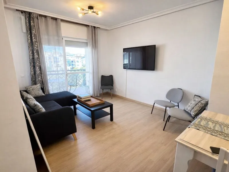 Bright and comfortable two-bedroom apartment located on a mid-floor of the well-known Locrimar 2 residential complex in Marbella.