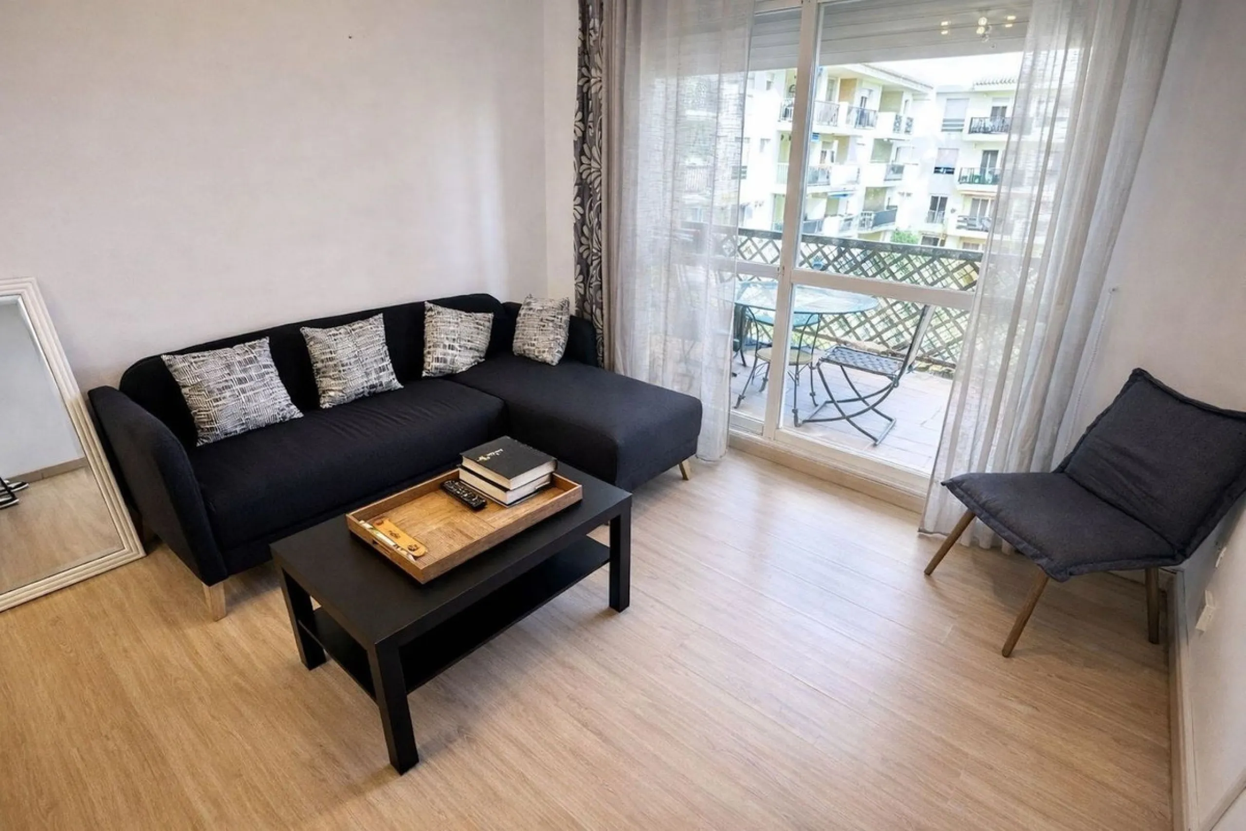 Bright and comfortable two-bedroom apartment located on a mid-floor of the well-known Locrimar 2 residential complex in Marbella.