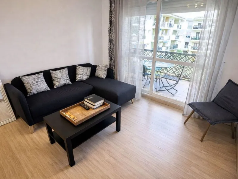 Bright and comfortable two-bedroom apartment located on a mid-floor of the well-known Locrimar 2 residential complex in Marbella.