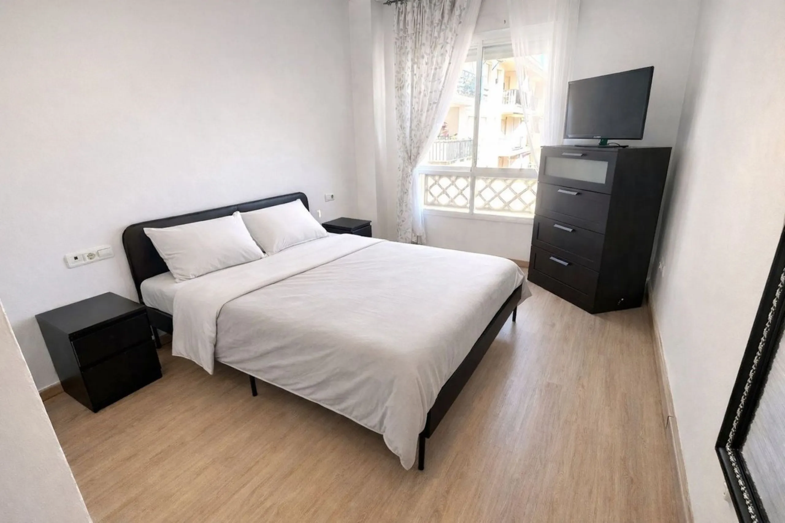 Bright and comfortable two-bedroom apartment located on a mid-floor of the well-known Locrimar 2 residential complex in Marbella.