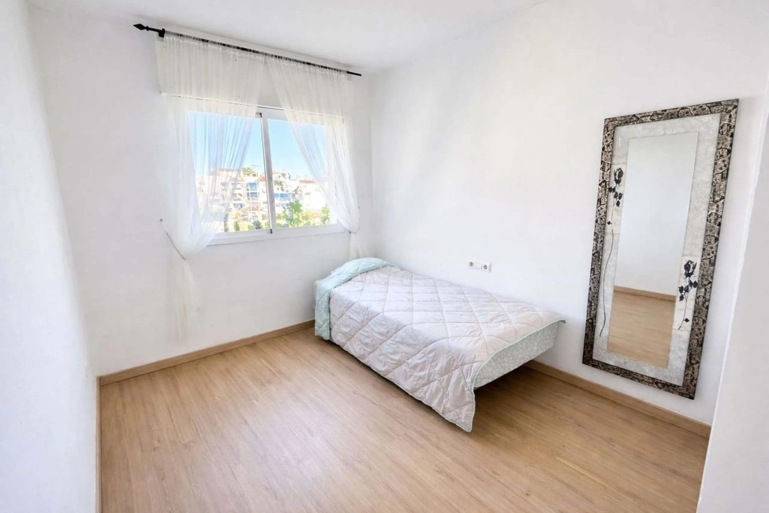 Bright and comfortable two-bedroom apartment located on a mid-floor of the well-known Locrimar 2 residential complex in Marbella.